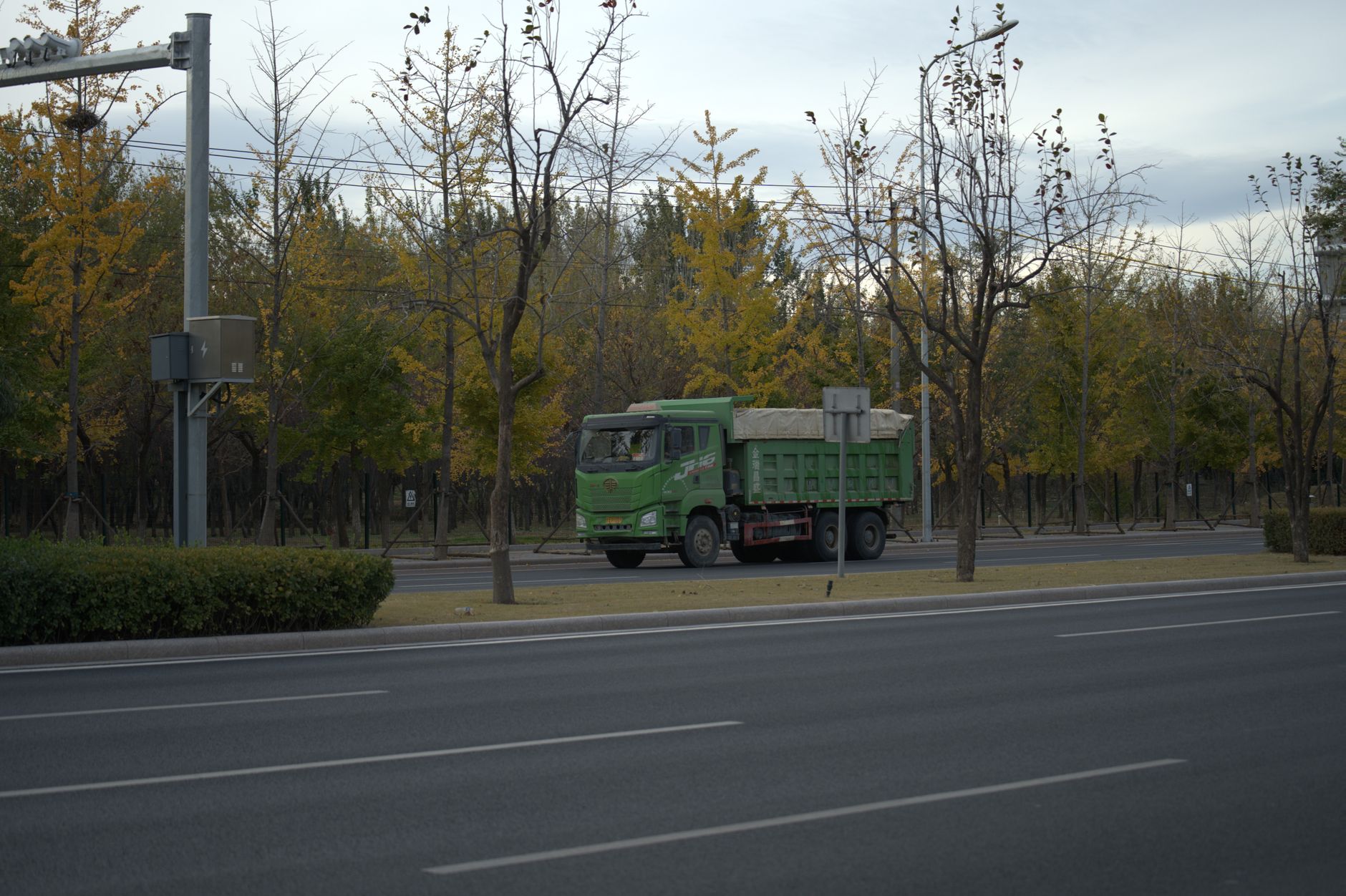 Крупный план нового шасси грузовика на сборочной линии внутри заводского цеха
